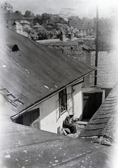 Hungary, Tabán, Budapest I., rálátás a Holdvilág utca 17-es számú házra és udvarára a Harkály utca felől., 1929, Szilvási hagyaték, roof, solitude, wall fountain, Budapest, Fortepan #266509