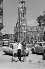 Magyarország, budai Vár, Budapest I., Tárnok utca, a felvétel a Balta köznél készült, háttérben a Mátyás-templom., 1968, Ábrahám Katalin és László, Volkswagen Bogár, Alfa Romeo Giulia, Budapest, Fortepan #266535