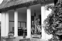 Hungary,Lake Balaton, Badacsonytomaj,Badacsony, Badacsonylábdihegy., 1954, Ábrahám Katalin és László, kids, hold in arms, mother, ribbon, farmhouse, Fortepan #266541