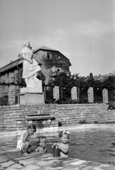 Magyarország, Budapest XI., a felvétel a Villányi út 55-65. szám alatti 181 lakásos mintalakótelep parkjában készült, amelyet az építésügyi tisztviselők számára alakítottak ki 1954-ben. A medence partján a Brigádvezető nő szobra Oláh Sándor szobrászművész alkotása (1954)., 1955, Ábrahám Katalin és László, Budapest, gyerekek, szocreál, nőalak, szobor, játék, park, Fortepan #266543