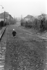 Hungary, Budapest XI., Köbölkút utca, a felvétele a Késmárki utca - Alsóhegy utca közötti szakaszon készült., 1955, Ábrahám Katalin és László, street view, kid, Budapest, Fortepan #266546