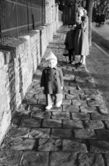 1955, Ábrahám Katalin és László, portrait, coat, kid, pavement, cap, Fortepan #266548