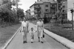 Magyarország, Budapest XI., a felvétel a Villányi út 55-65. szám alatti 181 lakásos mintalakótelepen készült, amelyet az építésügyi tisztviselők számára alakítottak ki 1954-ben. Háttérben az Ábel Jenő utca sarkán álló ház látható., 1956, Ábrahám Katalin és László, Best of, Budapest, portré, hárman, kézenfogva, Fortepan #266549