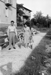 Magyarország, Budapest XI., a felvétel a Villányi út 55-65. szám alatti 181 lakásos mintalakótelepen készült, amelyet az építésügyi tisztviselők számára alakítottak ki 1954-ben., 1956, Ábrahám Katalin és László, Budapest, kézenfogva, család, nyári ruha, Fortepan #266553