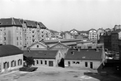 Magyarország, Budapest II., kilátás a Bem József utca 12-es számú házból a Tölgyfa utca - Fekete Sas (Pálffy) utca - Henger utca határolta területen lévő Pálffy-telep (kocsiszín, áramátalakító) felé., 1940, Ábrahám Katalin és László, Budapest, Fortepan #266568