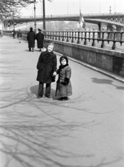 Magyarország, Budapest II., Bem (Margit) rakpart, háttérben a Margit híd., 1940, Ábrahám Katalin és László, portré, Budapest, irhakabát, Fortepan #266572