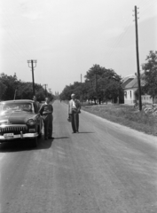 Magyarország, Fertőd, Fő utca, háttérben a távolban a fertőszéplaki Mindenszentek-templom., 1963, Ábrahám Katalin és László, rendszám, GAZ M21 Volga, Fortepan #266581