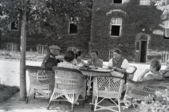 Hungary, Kőszeg, a felvétel a Jurisich Miklós Honvéd tiszti gyógyház, később SZOT üdülő parkjában készült., 1941, Ábrahám Katalin és László, talks, wicker chair, Fortepan #266612