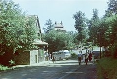 Magyarország, Mátraháza, autóbusz-állomás, háttérben a SZOT üdülő (később Pagoda Pihenő Panzió)., 1956, Ábrahám Katalin és László, Ikarus 66, színes, Fortepan #266614