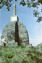 Magyarország, a Kékestető melletti Sas-kő, Magyar Turisták Hősi Emlékműve., 1956, Ábrahám Katalin és László, színes, Fortepan #266618