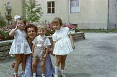 Magyarország, Budapest XI., a felvétel a Villányi út 55-65. szám alatti 181 lakásos mintalakótelepen készült, amelyet az építésügyi tisztviselők számára alakítottak ki 1954-ben., 1956, Ábrahám Katalin és László, Budapest, színes, gyerekek, anya, masni, Fortepan #266619