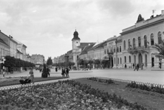 Romania,Transylvania, Cluj-Napoca, Mátyás király tér a Deák Ferenc utca (Bulevardul Eroilor) felé nézve. Középen a görög katolikus templom., 1942, Ábrahám Katalin és László, Fortepan #266626