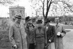 Magyarország, Budapest II., a mai Gyóni Géza (ekkor névtelen) tér a Margit híd budai hídfőjénél., 1942, Ábrahám Katalin és László, csoportkép, Budapest, Fortepan #266637