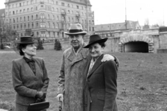 Magyarország, Budapest II., a mai Gyóni Géza (ekkor névtelen) tér a Margit híd budai hídfőjénél., 1942, Ábrahám Katalin és László, Budapest, Fortepan #266638