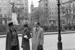 Magyarország, Budapest II., Bem József (Pálffy) tér, a Bem szobor (Istók János, 1934.) mögött a Külügyminisztérium épülete, ettől jobbra a Fő utca és ott a Szent Flórián-templom., 1942, Ábrahám Katalin és László, Budapest, Fortepan #266639