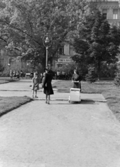 Magyarország, Budapest II., a felvétel a mai Gyóni Géza (ekkor névtelen) téren, a Margit híd budai hídfőjénél készült. Háttérben a Lipthay utca - Margit körút sarkán álló épület látható., 1943, Ábrahám Katalin és László, Budapest, Fortepan #266665