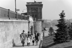 Magyarország, Budapest II., a felvétel a Margit híd budai hídfőjénél készült., 1943, Ábrahám Katalin és László, Budapest, masni, család, kézenfogva, testvérek, Fortepan #266668