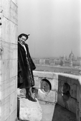 Magyarország, budai Vár,Halászbástya, Budapest I., a háttérben jobbra a Parlament, előtte a Kossuth híd., 1953, Ábrahám Katalin és László, portré, szőrme, Budapest, Fortepan #266686