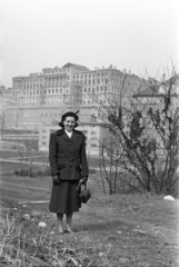 Magyarország, Budapest I., a Királyi Palota (később Budavári Palota) a Tabán felől, balra a Dózsa György (Palota) tér., 1953, Ábrahám Katalin és László, portré, Budapest, Fortepan #266687