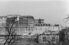 Magyarország, Budapest I., a Királyi Palota (később Budavári Palota) a Tabán felől, előtérben balra a Dózsa György (Palota) tér, jobbra az Attila út 31. (Attila körút 6-10.)., 1953, Ábrahám Katalin és László, háborús kár, várnegyed, állvány, Budapest, Fortepan #266698