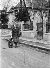 Magyarország, Budapest XI., Ménesi út, háttérben a Serleg utca torkolata., 1954, Ábrahám Katalin és László, portré, gyerek, anya, kézenfogva, Budapest, Fortepan #266700