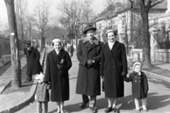 Hungary, Budapest XI., Ménesi út, a felvétel a Szüret utca - Serleg utca közötti szakaszon készült., 1955, Ábrahám Katalin és László, family, coat, street view, walk, hold hands, Budapest, Fortepan #266713