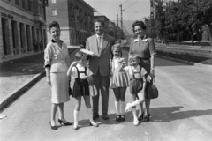 Magyarország, Budapest XI., Villányi út, a felvétel a Tas vezér utca - Dávid Ferenc utca közötti szakaszon készült., 1958, Ábrahám Katalin és László, Best of, Budapest, csoportkép, család, sütemény, ünneplő ruha, Fortepan #266725