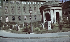 Magyarország, Budapest V., Március 15. (Eskü) tér, előtérben Erzsébet királyné emlékműve, mögötte a piarista rendház és a Belvárosi templom., 1943, Ábrahám Katalin és László, Budapest, színes, Fortepan #266729