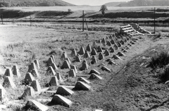 1944, Mihályi Balázs, tank trap, anti-tank obstacles, pylon, Fortepan #266749