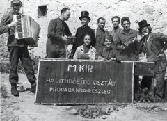 1942, Mihályi Balázs, cilinder, jelmez, bohóc, haditudósító, tangóharmonika, propaganda, keleti front, groteszk, Fortepan #266760