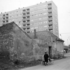 Magyarország, Óbuda, Budapest III., Váradi utca, háttérben a Vörösvári út 29–43. számú ház látható., 1973, Vimola Károly, séta, panelház, babakocsi, Budapest, Fortepan #266797