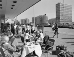 Germany, Berlin, Kelet-Berlin, Alexanderplatz. Kilátás a Haus des Reisens kávézójának a teraszáról a Karl-Max-Alleera, a jobb szélen a Haus des Lehrers látható., 1980, Vimola Károly, GDR, Fortepan #266819