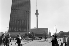 Germany, Berlin, Kelet-Berlin, Alexanderplatz, Hotel Stadt Berlin, mögötte a HO-Centrum-Warenhaus (Centrum áruház) és TV torony. Jobbra a St. Marienkirche látható., 1980, Vimola Károly, TV tower, GDR, Fortepan #266820