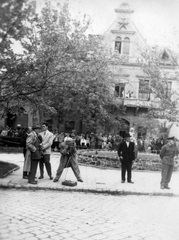 Magyarország, Jászberény, Lehel vezér (Sztálin) tér, Bathó palota, előtte a Teknősbékán ülő fiú szobra (Nagy István alkotását mára lebontották)., 1954, Fortepan, filmforgatás, kalap, fényképezőgép, aktatáska, filmkamera, vörös csillag, kordon, Fortepan #26683