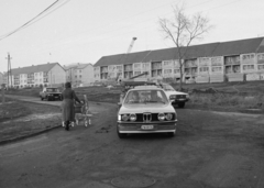 Magyarország, Vác, a Radnóti Miklós út a Gombási útnál, távolabb az Ipoly utca melletti házsor látható., 1989, Vimola Károly, BMW-márka, rendszám, Fortepan #266850