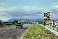 Olaszország, Udine, a felvétel a város határában készült, a kép hátterében balra a Monte Chiampon., 1974, Vimola Károly, színes, Fiat 127, Fortepan #266987