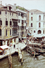 Italy, Venice, kilátás a Rialto hídról a Canal Grande melletti Riva del Ferro épületeire., 1974, Vimola Károly, colorful, Fortepan #266992