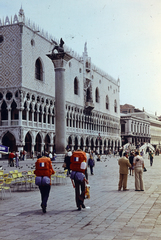 Italy, Venice, Szent Márk tér, Dózse-palota, előtte a gránitoszlopon Velence jelképe, a szárnyas oroszlán., 1974, Vimola Károly, colorful, Fortepan #266994