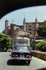 Italy, Piazza Mercatale, szemben a Rampa Elicoidale és mögötte a Pallazze Ducalo / Hercegi palota., 1974, Vimola Károly, colorful, number plate, Fortepan #267006