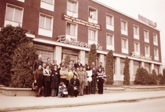 Szlovákia, Rozsnyó, Šafárikova ulica 52., Hotel Kras., 1971, Fortepan, Csehszlovákia, színes, cégtábla, csoportkép, szálloda, étterem, kávéház, jelmondat, transzparens, Fortepan #26702