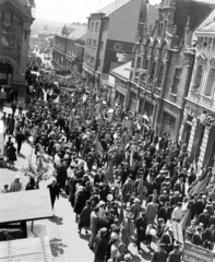 Magyarország, Pécs, Irgalmasok utcája (Bem utca) a Kossuth térnél. Május 1-i felvonulás résztvevői haladnak a Széchenyi tér felé., 1967, Pluhár Gábor, május 1, Fortepan #267029