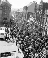 Magyarország, Pécs, Irgalmasok utcája (Bem utca) a Kossuth térnél. Május 1-i felvonulás résztvevői haladnak a Széchenyi tér felé., 1967, Pluhár Gábor, Fortepan #267030