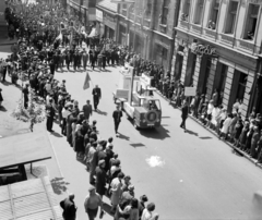 Magyarország, Pécs, Irgalmasok utcája (Bem utca) a Kossuth térnél. Május 1-i felvonulás résztvevői haladnak a Széchenyi tér felé., 1967, Pluhár Gábor, Fortepan #267032