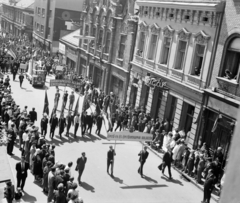 Magyarország, Pécs, Irgalmasok utcája (Bem utca) a Kossuth térnél. Május 1-i felvonulás résztvevői haladnak a Széchenyi tér felé., 1967, Pluhár Gábor, Fortepan #267033