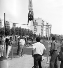 Magyarország, Uránváros, Pécs, sportpálya (később itt található a PMFC stadionja), háttérben a Szántó Kovács János utca melletti házak láthatók., 1971, Pluhár Gábor, tornász, mutatvány, Fortepan #267065