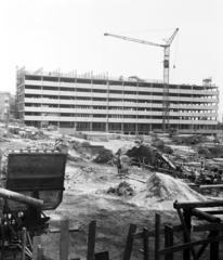 Hungary, Pécs, Boszorkány utca, a Pollack Mihály Műszaki Főiskola (később Pécsi Tudományegyetem) oktatási, labor valamint műhelyépületeinek építési területe, szemben a kollégium építkezése., 1969, Pluhár Gábor, construction, crane, Fortepan #267066