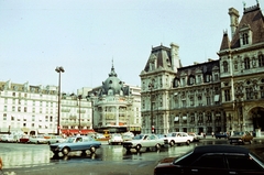 Franciaország, Párizs, Place de l'Hôtel-de-Ville, középen a Bazar de l'Hôtel de Ville, jobbra a Városháza (Hôtel de ville de Paris)., 1972, Martos Gábor, színes, Fortepan #267089