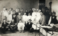 1917, Lizák Péter, karszalag, csoportkép, ápolónő, sebesült, kályhacső, vöröskereszt, egészségügy, vaságy, osztálykép, Fortepan #267107