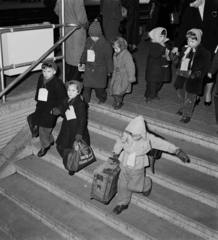 Hollandia, Leiden, Leiden Centraal vasútállomás, a felvétel 1957. február 5-én, a magyar nenekült gyermekek megérkezésekor készült., 1957, Nationaal Archief, felirat, gyerekek, azonosító, bőrönd, sporttáska, Fortepan #267149