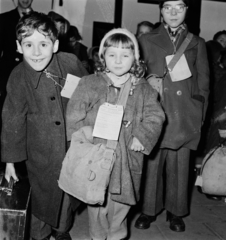 Hollandia, Leiden, Leiden Centraal vasútállomás, a felvétel 1957. február 5-én, a magyar nenekült gyermekek megérkezésekor készült., 1957, Nationaal Archief, portré, gyerekek, azonosító, válltáska, Fortepan #267151